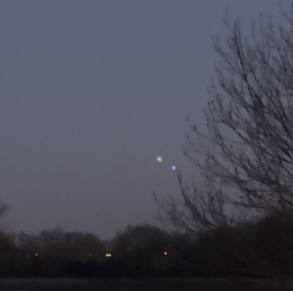 2 steeds van kleur en vorm veranderende lichten/bollen foto