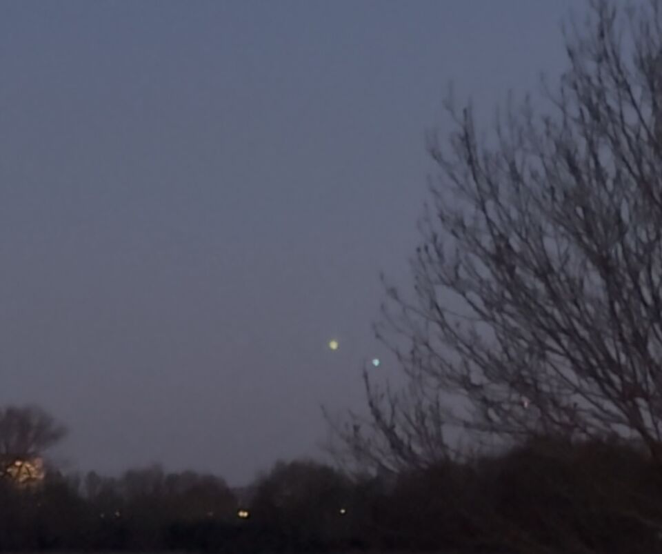 2 steeds van kleur en vorm veranderende lichten/bollen foto