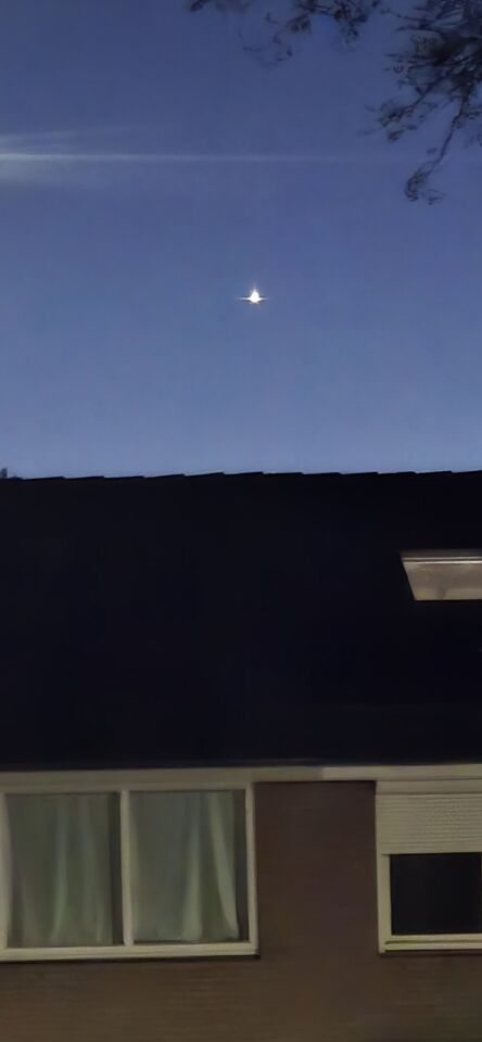 2 heldere bollen net boven de horizon foto