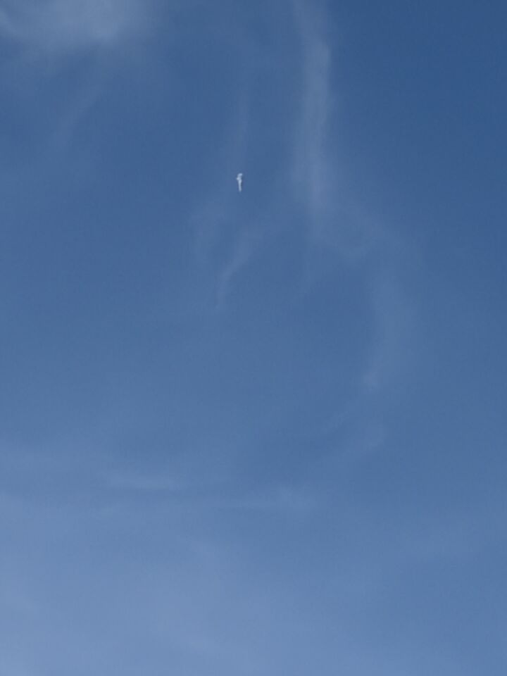 Witte sliert met wit kruis eronder foto