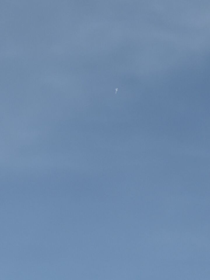 Witte sliert met wit kruis eronder foto