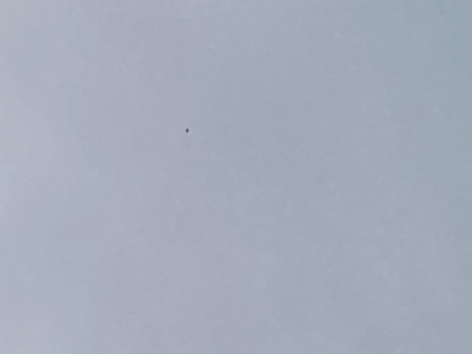 Diepzwart voorwerp met verschillende hoeken. Geen geluid, geen licht foto