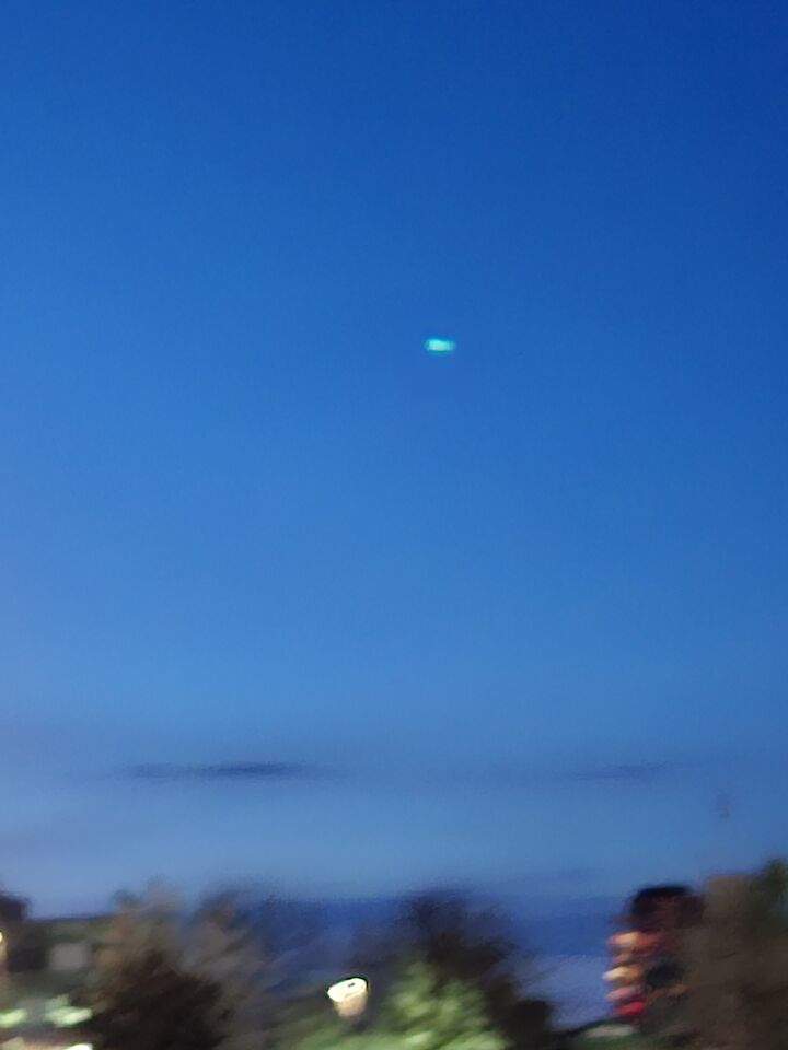 Groen oplichtend voorwerp dat zich snel voortbewoog, stopte, knipperdes foto