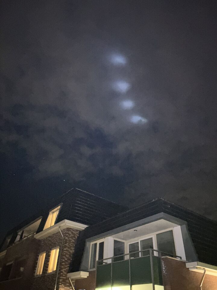 Reeks van vier stationaire oplichtende wolken in de lucht foto