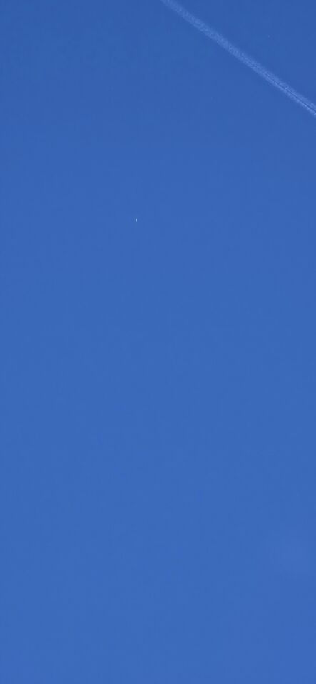 Wit sigaarachtig object hoog in de lucht foto