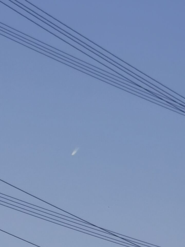 Vliegtuigidentiek object met korte staart die bleef hangen op hetzelfde punt foto