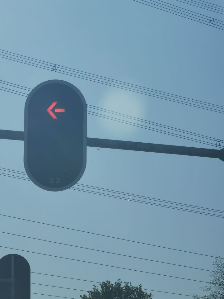 Vliegtuigidentiek object met korte staart die bleef hangen op hetzelfde punt foto