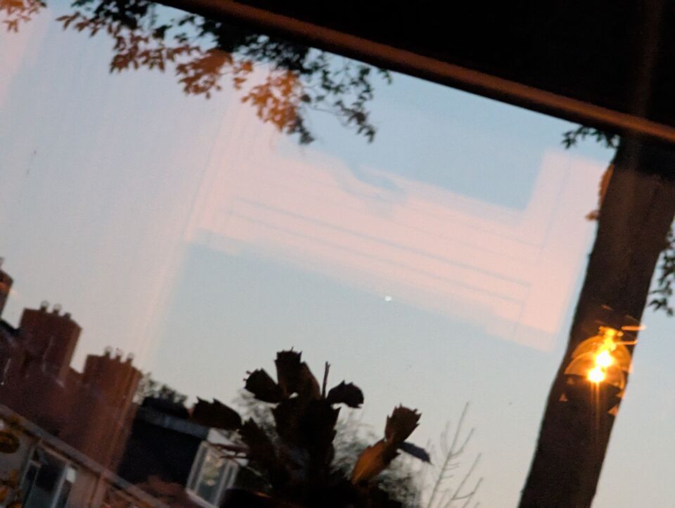 Het lijkt een ster, maar flonkert in geel/wit, rood, groen en beetje blauw. foto