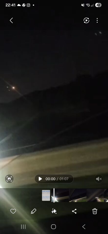 Drie bewegende lichten, niet pulserend, in veranderende vorm van driehoek. foto