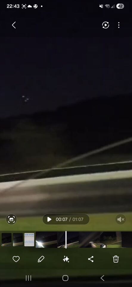 Drie bewegende lichten, niet pulserend, in veranderende vorm van driehoek. foto