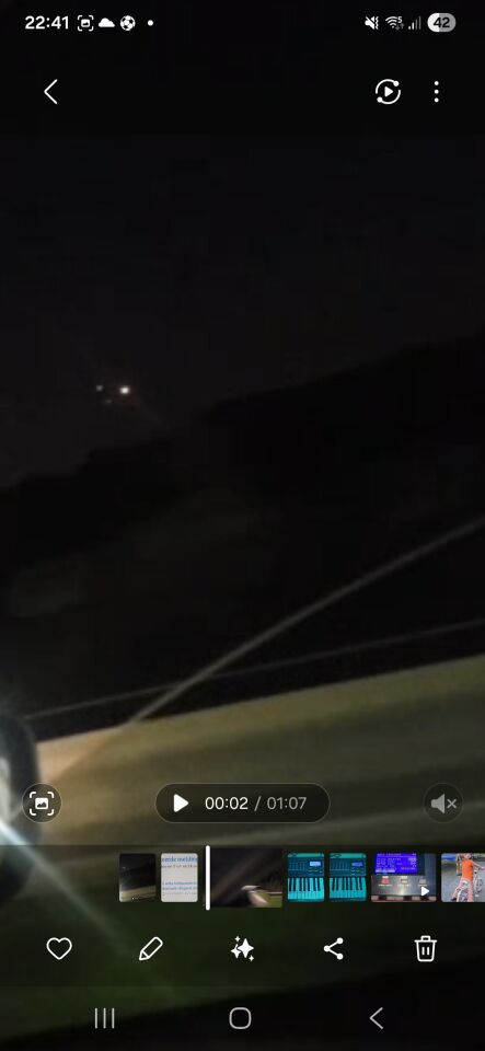 Drie bewegende lichten, niet pulserend, in veranderende vorm van driehoek. foto