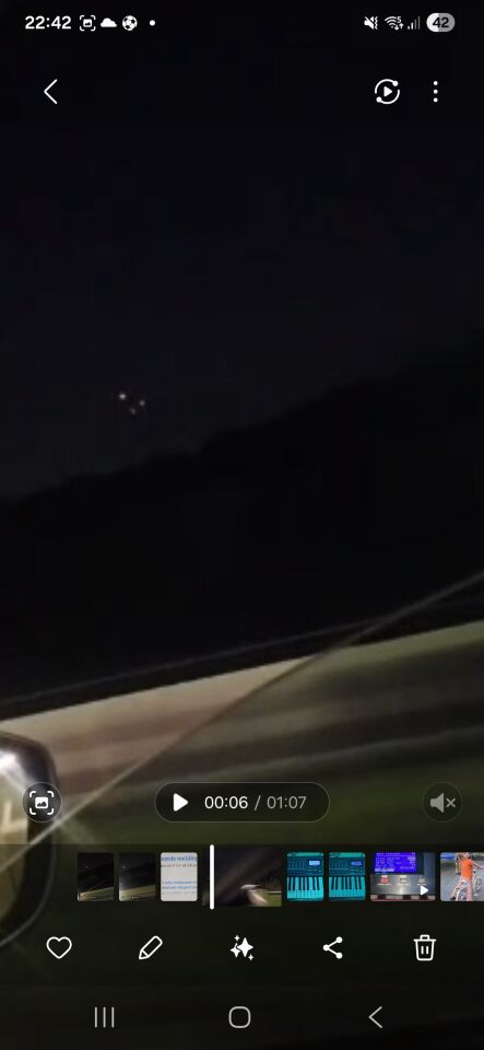 Drie bewegende lichten, niet pulserend, in veranderende vorm van driehoek. foto