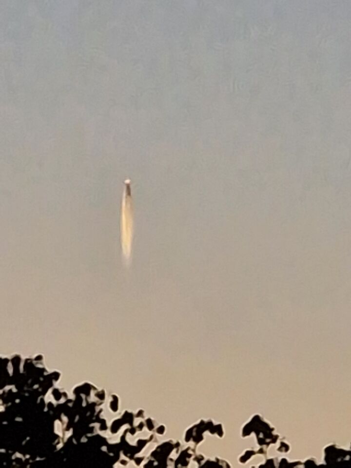 Object in de lucht gezien wat recht omhoog vloog 21.00 boven eindhoven. foto