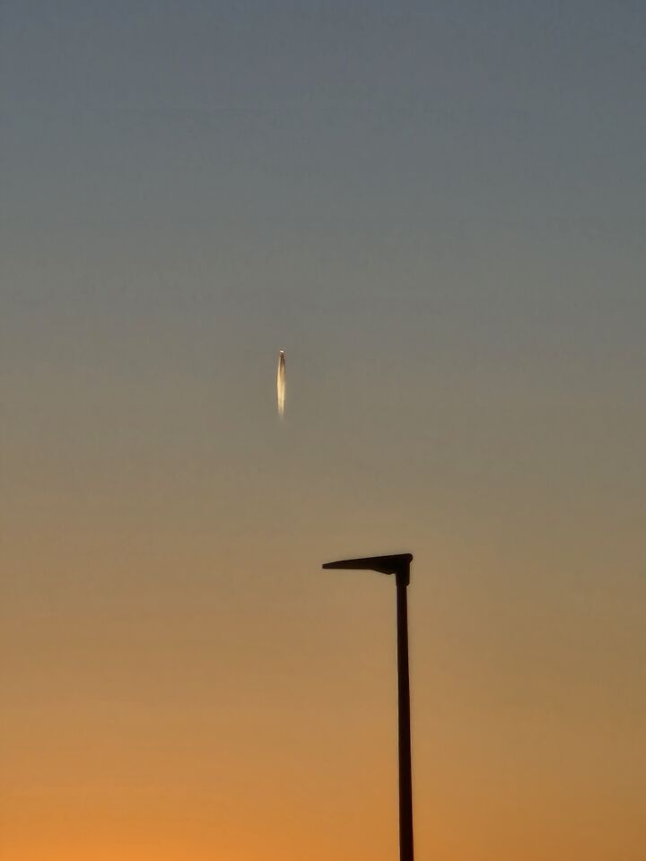 Object in de lucht gezien wat recht omhoog vloog 21.00 boven eindhoven. foto