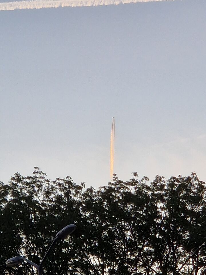 Object in de lucht gezien wat recht omhoog vloog 21.00 boven eindhoven. foto
