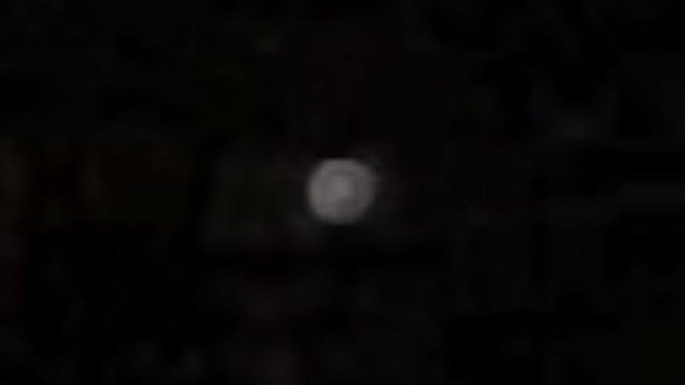 UFO Orb hing in me straat en schoot de ruimte in op moment van filmen. foto