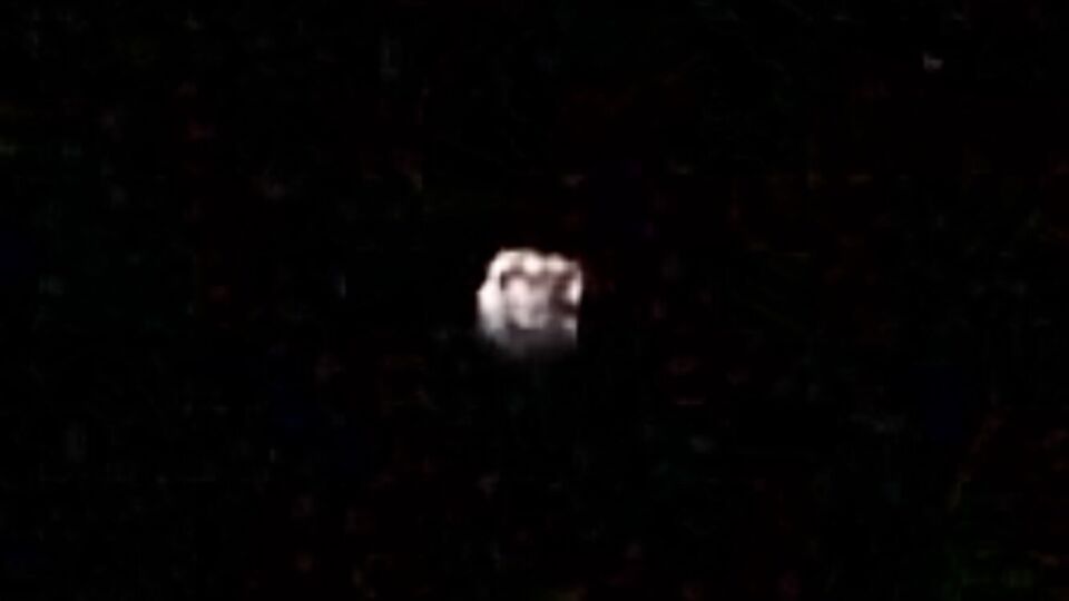 UFO Orb hing in me straat en schoot de ruimte in op moment van filmen. foto
