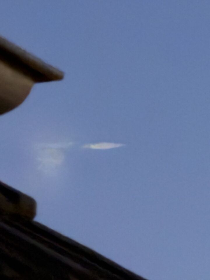 We zagen een lichte bol met daarachter een streep van licht foto