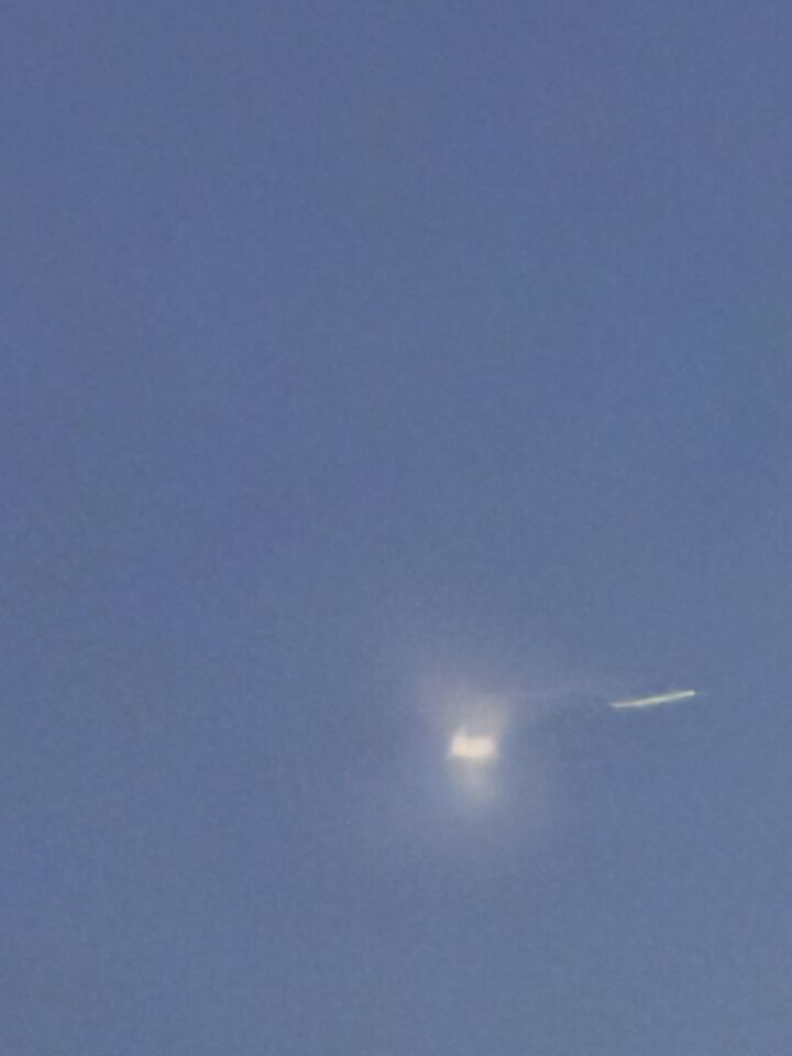 We zagen een lichte bol met daarachter een streep van licht foto