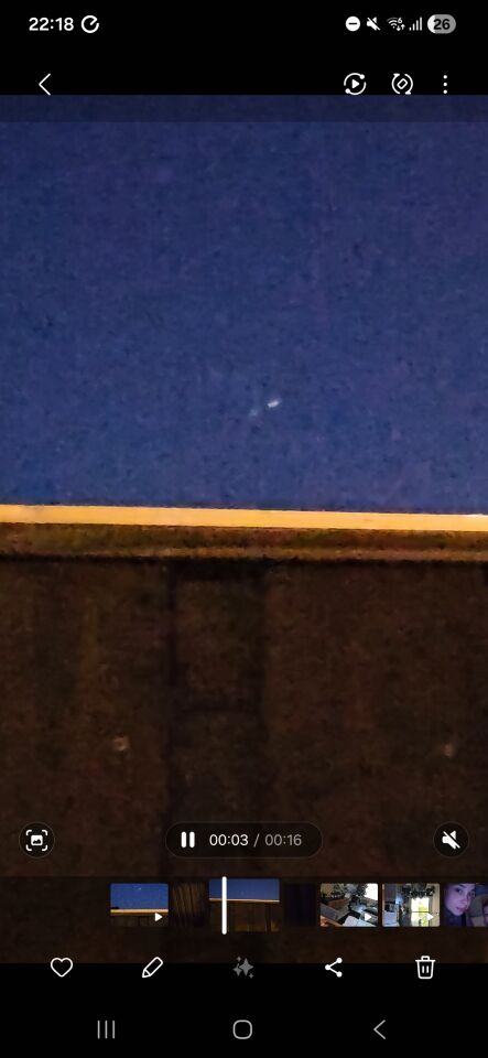 Puntje met wen lichtstraal bewegen door de lucht foto