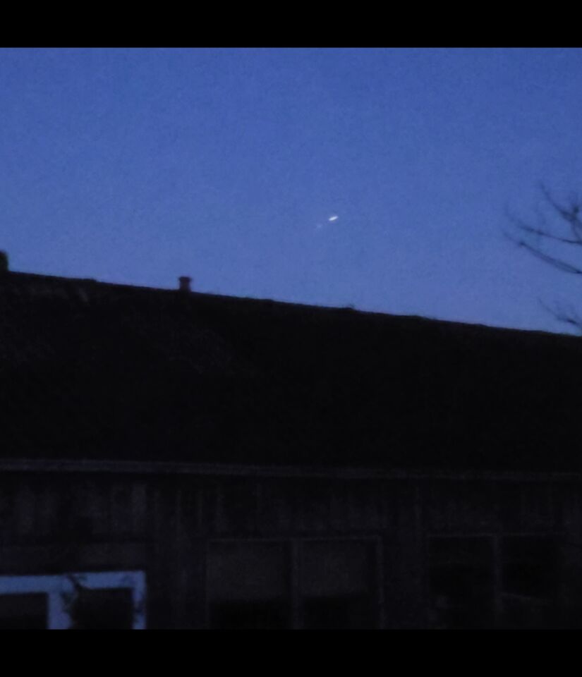 Bal licht met lange lijn licht erachter foto