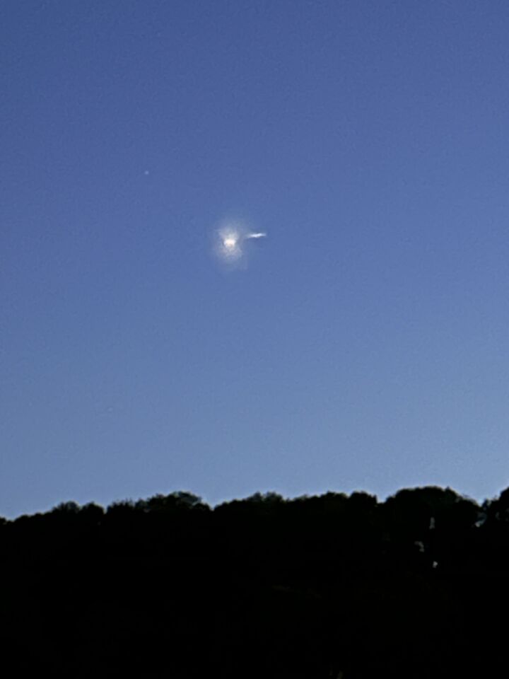 In mistgehulde lichtbol met langwerpig licht erachter. Langzaam zuidwaarts foto