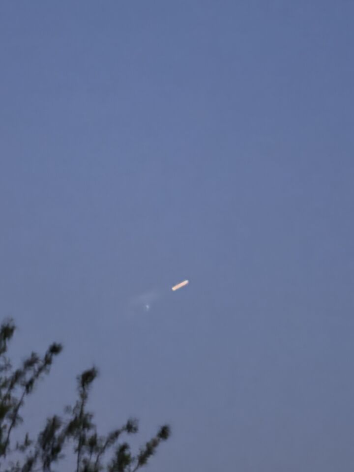 Lichtpunt met erachter een balk met fel licht foto