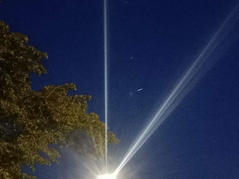 1 wit licht, vervolgens niets en daarna meerde lichten / streep licht foto