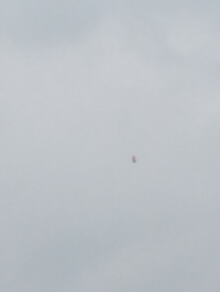 Langs spoor Leidschendam bij bos. Vreemd voorwerp in de lucht. Geen geluid. foto