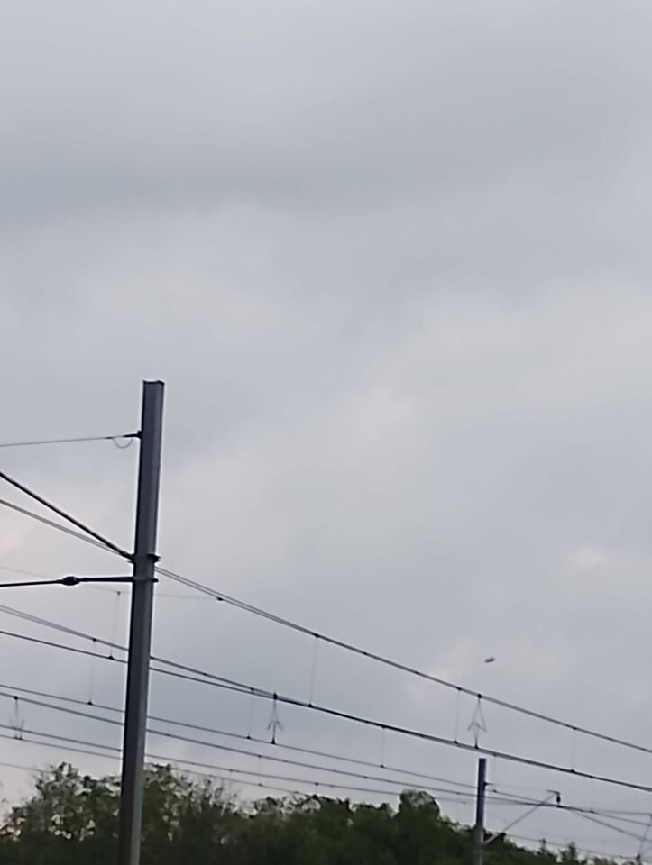 Langs spoor Leidschendam bij bos. Vreemd voorwerp in de lucht. Geen geluid. foto