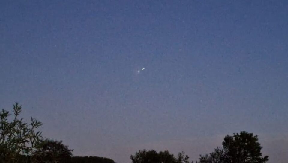 Zeer groot object met twee lichtbalken omringd door witte waas foto