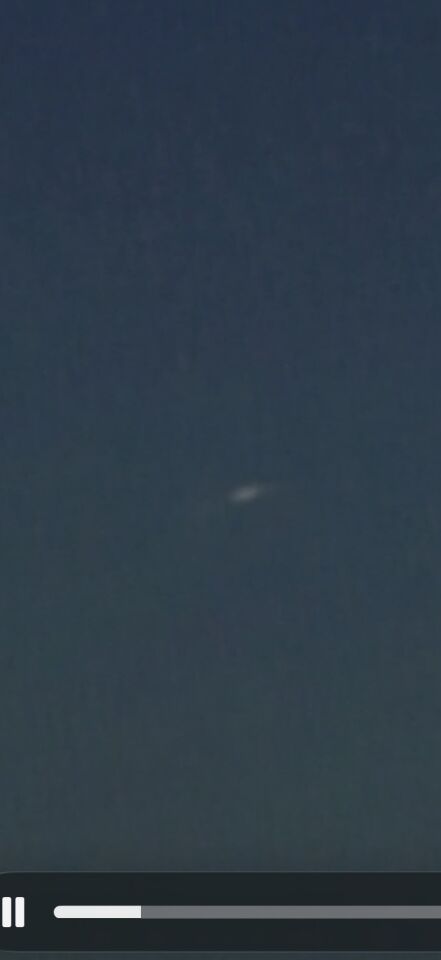 Een bewegende lichtstreep achter de wolken die snel bewoog foto