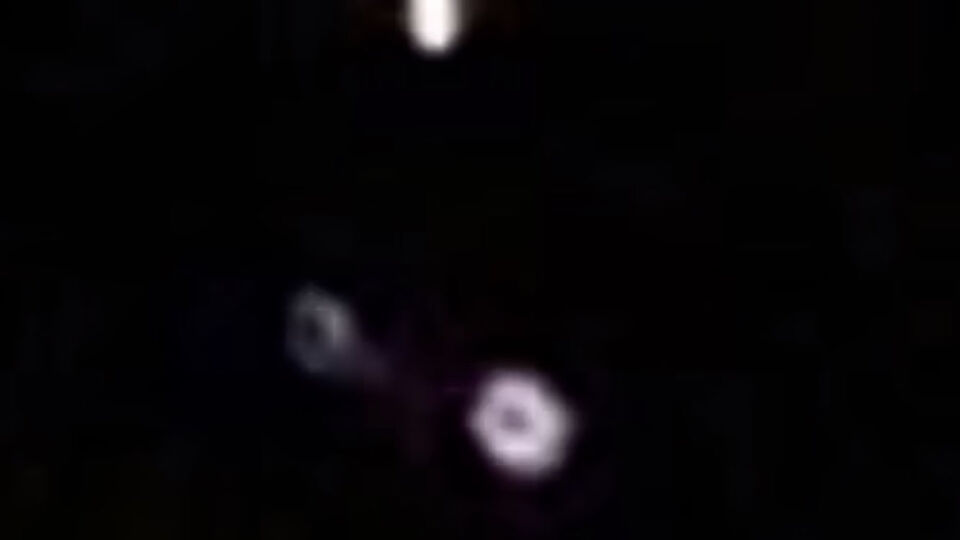 Driehoek UFO drie verschillende kleuren lichten. foto
