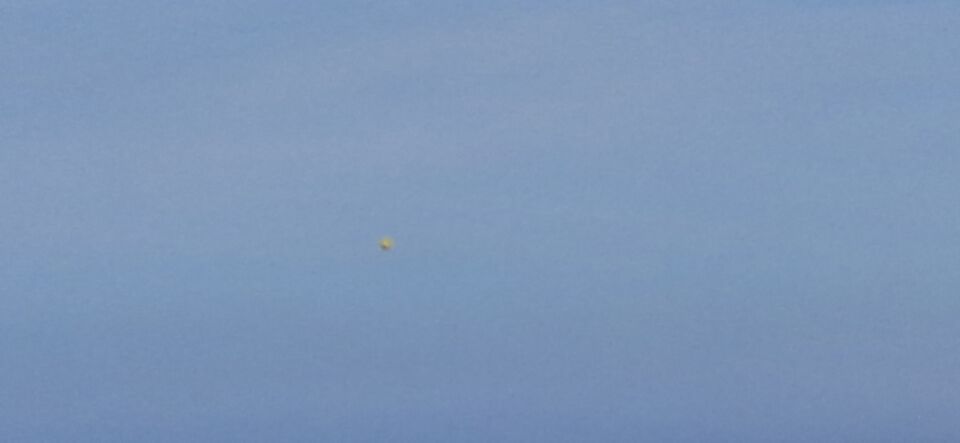 Gele Bol boven zee IJmuiden. foto