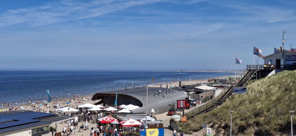 Gele Bol boven zee IJmuiden. foto