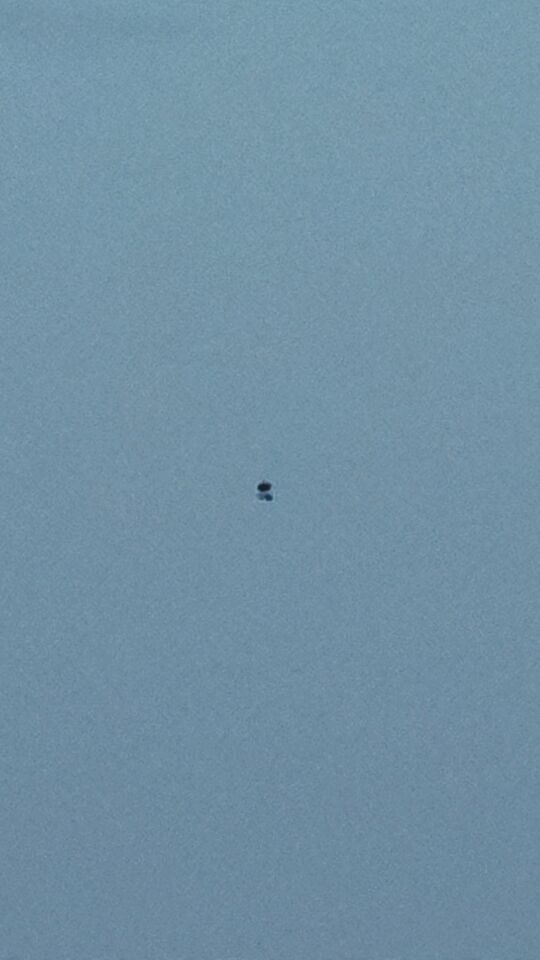 Ovale zwarte bol met kleiner object geruisloos op stabiele hoogte foto