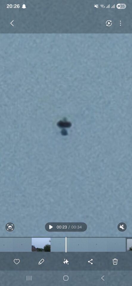 Ovale zwarte bol met kleiner object geruisloos op stabiele hoogte foto