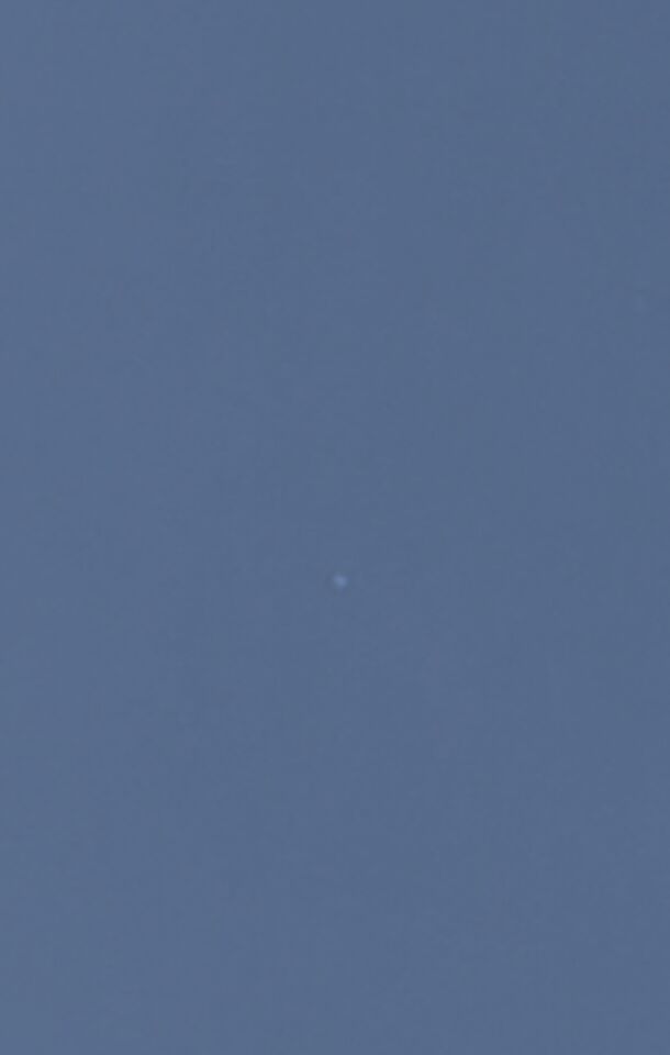 Witte bol met zwart puntje erboven foto