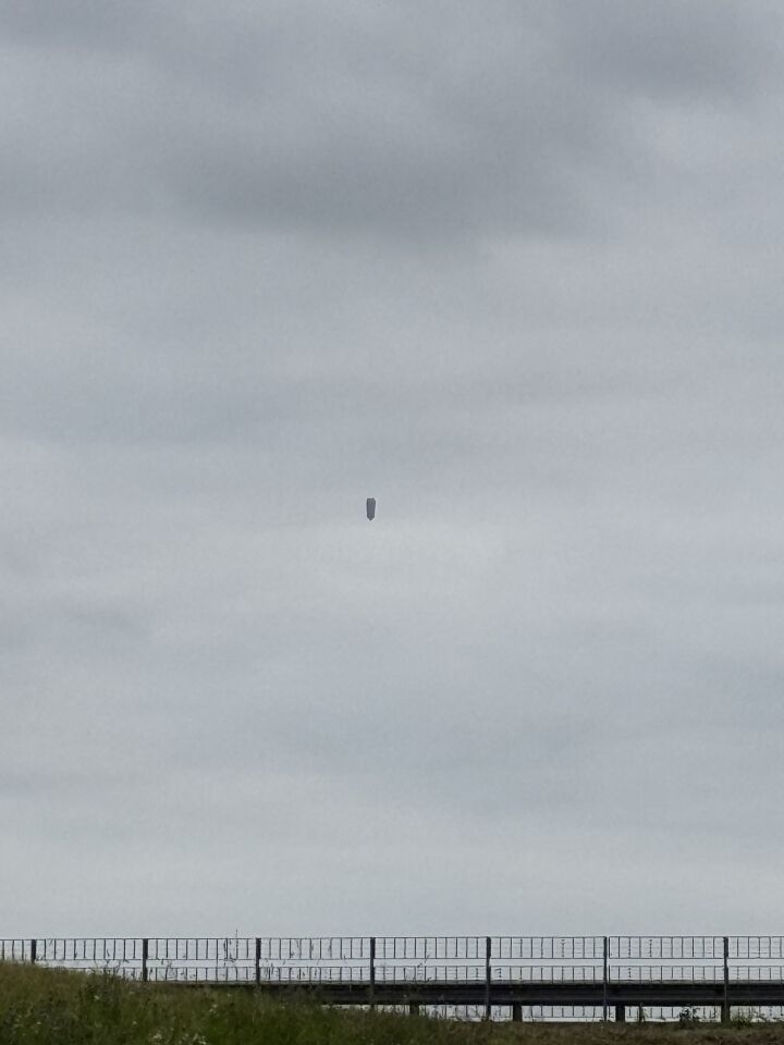 Een soort langwerpig object wat lijkt op een drone of satelliet foto