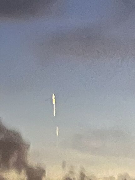 Twee heldere lichten. Bovenste sliert naar beneden foto