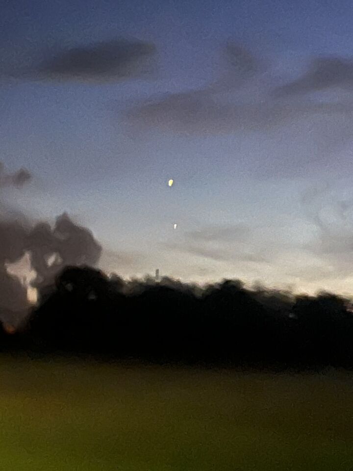 Twee heldere lichten. Bovenste sliert naar beneden foto