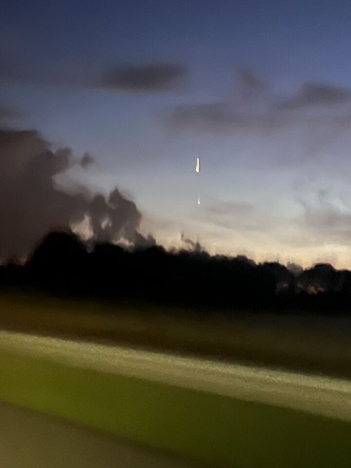 Twee heldere lichten. Bovenste sliert naar beneden foto