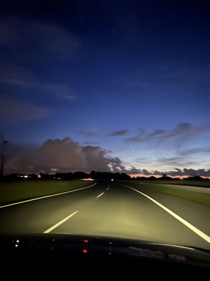 Twee heldere lichten. Bovenste sliert naar beneden foto