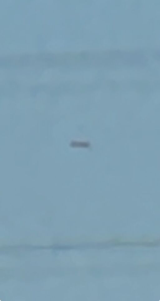 Lichtrood object stilhangend i de lucht foto
