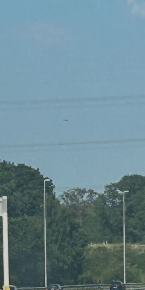 Lichtrood object stilhangend i de lucht foto