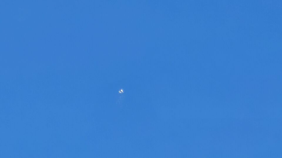 Vliegend object hoog in de lucht, geen vliegtuig, onderkant raket? spaceshuttle? foto