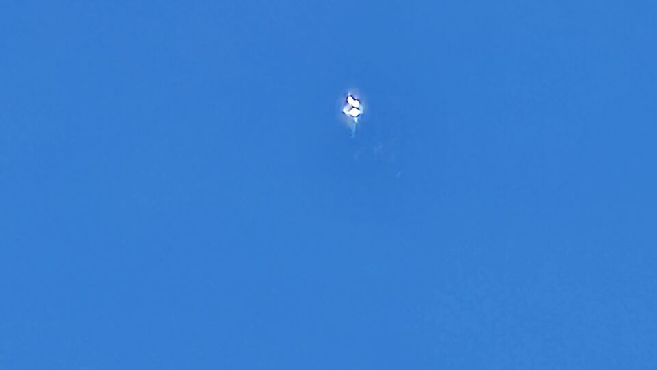 Vliegend object hoog in de lucht, geen vliegtuig, onderkant raket? spaceshuttle? foto