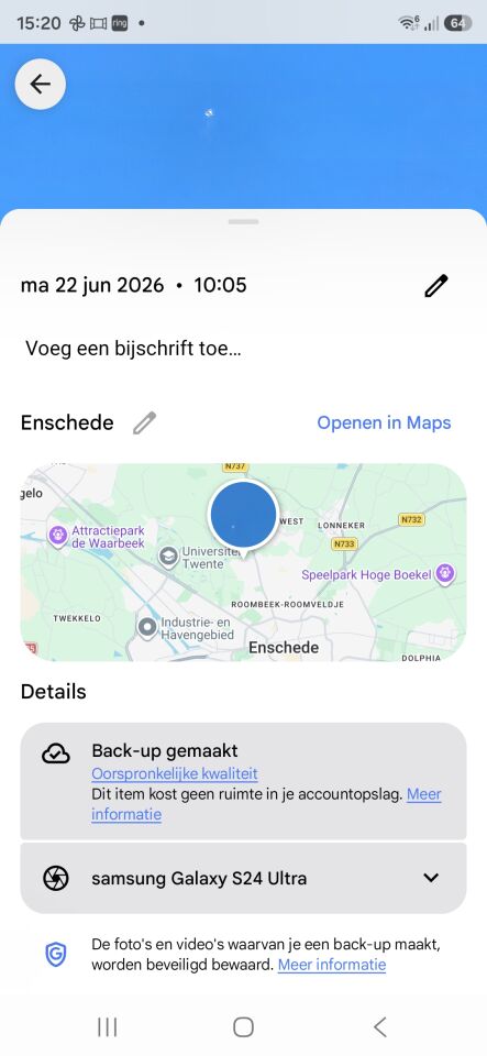 Vliegend object hoog in de lucht, geen vliegtuig, onderkant raket? spaceshuttle? foto