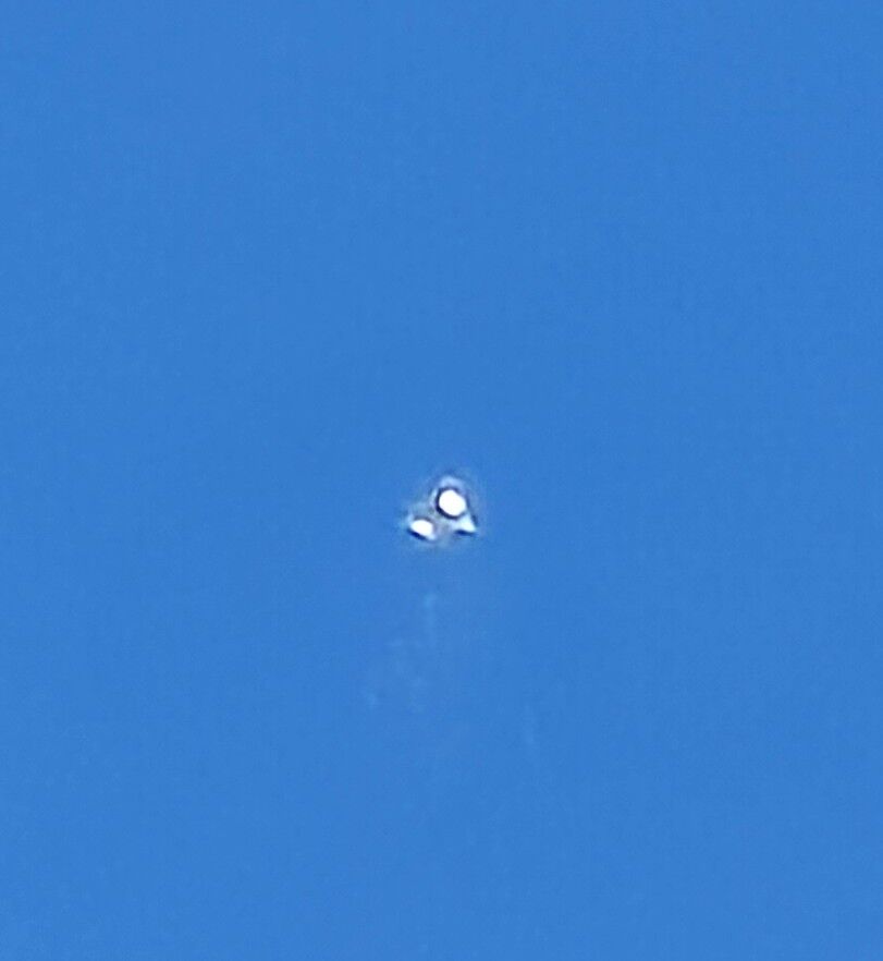 Vliegend object hoog in de lucht, geen vliegtuig, onderkant raket? spaceshuttle? foto