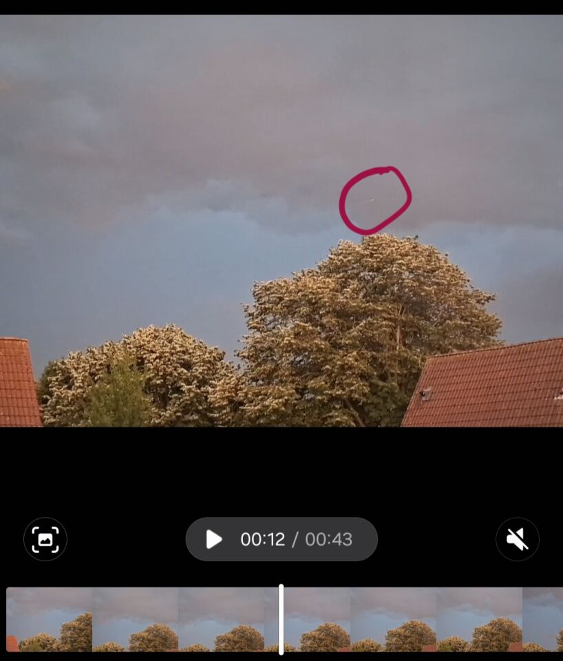2 witte objecten voor de wolken langs foto